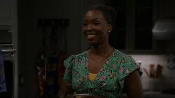 Derek Lam Roselyn Top porté par Abishola (Folake Olowofoyeku) vu dans Bob Hearts Abishola (S04E15)