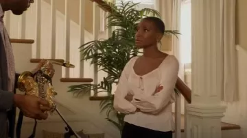 Paige Odalynn Top porté par Simone (Ashleigh Morghan) vu dans Grand Crew (S02E01)