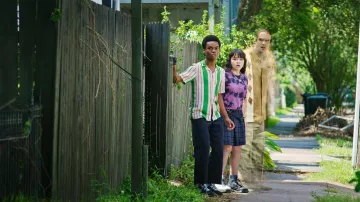 Camisa a rayas de Zara usada por Kevin (Jahi Di'Allo Winston) como se ve en el vestuario de la película We Have a Ghost