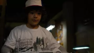 Grass Val­ley Guest Ranch Tee worn by Dustin Henderson (Gaten Matarazzo) in Stranger Things TV series outfits (Season 1 Episode 3)