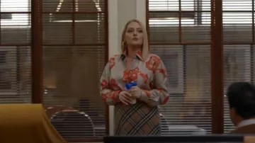 Salvatore Ferragamo Vestido de camisa de sarga de seda estampada usado por Lexi (Lauren Ash) como se ve en Not Dead Yet (S01E07)