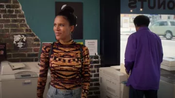 Ulla Johnson Aurelia High Neck Printed Top usado por Fay (Grasie Mercedes) como se ve en Grand Crew (S01E06)