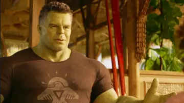 Camiseta con el logotipo de Shield Bird usada por Bruce Banner (Mark Ruffalo) en She-Hulk: Attorney at Law (Temporada 1 Episodio 1)