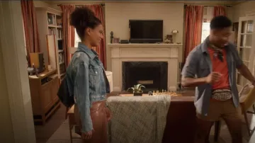 Rebecca Minkoff Julian Sac à dos porté par Fay (Grasie Mercedes) vu dans Grand Crew (S01E07)