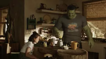 Camiseta del oso de California en marrón usada por Bruce Banner (Mark Ruffalo) en She-Hulk: Attorney at Law (Temporada 1 Episodio 1)