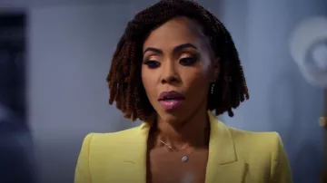 Alexander McQueen Blazer clásico de traje de un solo pecho usado por Andrea 'Andi' Barnes (KJ Smith) como se ve en Tyler Perry's Sistas (S05E19)