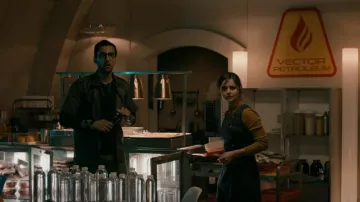 Asos Jumper In Rib porté par Clara (Jenna Coleman) vu dans Doctor Who (S09E03)