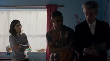 Topshop Pull de chemise hybride porté par Clara (Jenna Coleman) comme on le voit dans Doctor Who (S09E10)