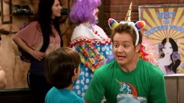 Needzo Unicorn Headband con accesorio de pelo de melena arco iris para niñas usado por Rudy Gillespie (Jason Earles) como se ve en Kickin' It (S03E03)