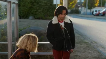 Chaqueta de pana de cuello desmontable H&M usada por Simon Elroy (Kristian Flores) como se ve en School Spirits (S01E03)