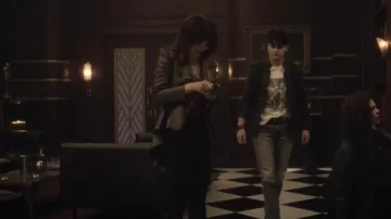 Alexander McQueen Peplum Biker Jacket usada por Duela (Olivia Rose Keegan) como se ve en Gotham Knights (S01E01)