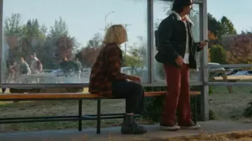 Dr Marten Jadon Bottes portées par Maddie Nears (Peyton List) vues dans School Spirits (S01E03)