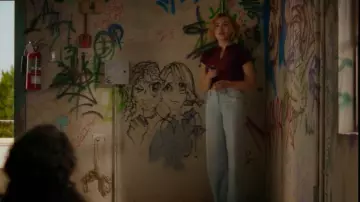 AE Highest Waist Baggy Straight Jean porté par Maddie Nears (Peyton List) comme on le voit dans School Spirits (S01E03)