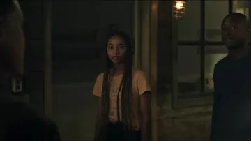 Madre La Itty Bitty Sinful Jack Pot Tee usada por Natalie Irons (Tayler Buck) como se ve en Superman & Lois (S03E01)