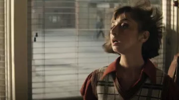 Re Done 60s Plaid Check Wool Blend Vest usado por Chrissy Beppo (Sofia Hasmik) como se ve en Superman & Lois (S03E01)