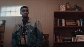 Chaqueta Guess Georges Marciano usada por B-Mickie (Myles Truitt) como se ve en los trajes del programa de televisión BMF (S02E04)