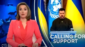 Chaqueta de un botón de Alexander McQueen en coral usada por Margaret Brennan como se ve en CBS Evening News el 8 de marzo de 2023