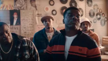 Sergio Tacchini Zip Veste en noir et rouge portée par Tiny (Christian Robinson) vue en BMF (S02E04)