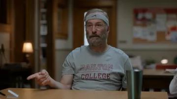 Nike Swoosh Headband en gris usada por William Henry Devereaux Jr (Bob Odenkirk) en Lucky Hank (S01E01)