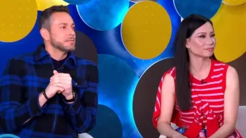 Kate Spade Breton Stripe Cashmere Shell porté par Lucy Liu vu dans Good Morning America le 16 mars 2023