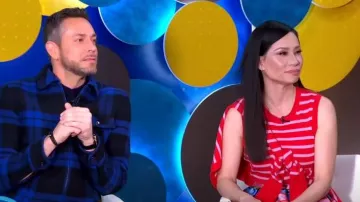 Kate Spade Breton Stripe Cashmere Crew Neck Cardigan porté par Lucy Liu vu dans Good Morning America le 16 mars 2023