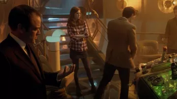 Dr. Martens Triumph 1914 Bottes en noir portées par Amy Pond (Karen Gillan) comme on le voit dans Doctor Who (S06E02)