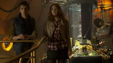 Topshop Saddlestitch Veste en mauve portée par Amy Pond (Karen Gillan) vue dans Doctor Who (S06E04)