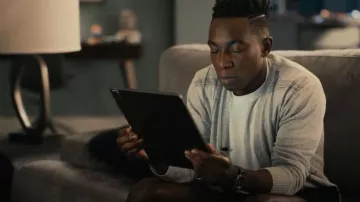 Junya Watanabe Man Stitch Detail Linen Cardigan L Gris usado por Carlton Banks (Olly Sholotan) como se ve en Bel-Air (S02E04)