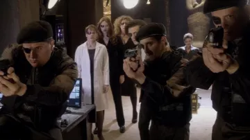 Toussaint Ovide porté par River Song (Alex Kingston) vu dans Doctor Who (S06E13)