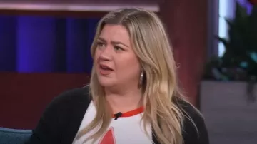 Free People Classic Star Oversized Ringer Tee usada por Kelly Clarkson como se ve en The Kelly Clarkson Show el 2 de marzo de 2023