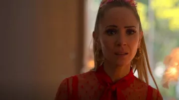 Pendientes Chrome Hearts Cross Baby Fat usados por Keeley Jones (Juno Temple) como se ve en Ted Lasso (S02E04)