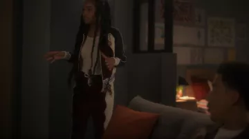 Casablanca Burgundy Velour Panelled Track Pant usado por Zoey Johnson (Yara Shahidi) como se ve en grown-ish (S05E18)