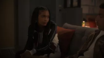 Casablanca Burgundy Velour Track Top usado por Zoey Johnson (Yara Shahidi) como se ve en grown-ish (S05E18)