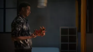 Camisa Givenchy Chito Bandana usada por Andre Johnson, Jr. (Marcus Scribner) como se ve en adulto-ish (S05E18)