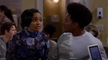 Pleasures Moon Sweater porté par Carter (Julian Gant) vu dans Call Me Kat (S03E18)