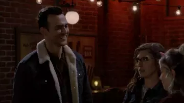 Veste Faherty Timberline portée par Max (Cheyenne Jackson) vue dans Call Me Kat (S03E18)