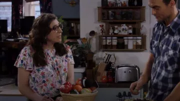 Boden Layla Top porté par Kat (Mayim Bialik) comme on le voit dans Call Me Kat (S03E18)