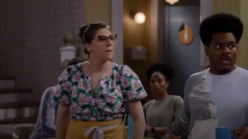 Anthropologie La mini-robe Somerset portée par Kat (Mayim Bialik) vue dans Call Me Kat (S03E18)