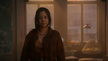 Free People Dylan Floral Estampado Henley Bodysuit En melocotón usado por Mariana Adams Foster (Cierra Ramirez) como se ve en Good Trouble (S05E01)