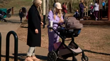 Chanel Sneaker Trainer Fabric Suede Grey Beige Lace-Up Low usado por Savannah Chrisley como se ve en Chrisley Knows Best (S10E06)