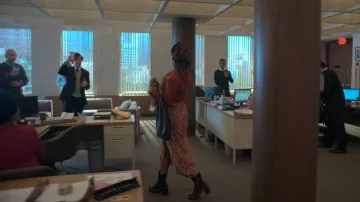 Free People Jack Zip Ankle Boots usados por Malika Williams (Zuri Adele) como se ve en Good Trouble (S05E01)