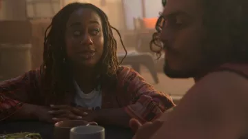 Mother The Lil Sinful Camiseta gráfica usada por Malika Williams (Zuri Adele) como se ve en Good Trouble (S05E01)