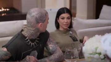 Raf Simons Vintage Riot Riot Riot Patched Sweater usado por Kourtney Kardashian como se ve en The Kardashians (S02E02)