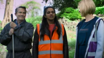 Maison de Nîmes Pull en ourlet de pétoncles porté par Yasmin Khan (Mandip Gill) vu dans Doctor Who (S11E07)