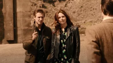 Sifflets Beatrice Robe ananas en bleu marine portée par Amy Pond (Karen Gillan) vue dans Doctor Who (S07E03)