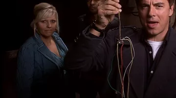 Abrigo azul fantasma usado por Jackie Tyler (Camille Coduri) como se ve en Doctor Who (S04E13)