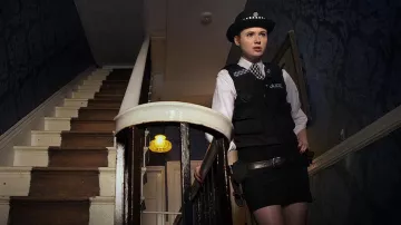 Jupe Topshop Bodycon Panel en noir portée par Amy Pond (Karen Gillan) vue dans Doctor Who (S05E01)