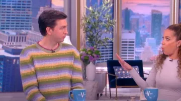 Marni Intarsia Logo Pull en laine porté par Nicholas Braun comme vu dans The View le 17 mars 2023