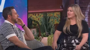 Ulla Johnson Winona Falda usada por Kelly Clarkson en The Kelly Clarkson Show el 16 de marzo de 2023