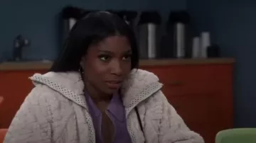 Suéter de cremallera de punto de punto de pilcro usado por Trina Robinson (Tabyana Ali) visto en el Hospital General en marzo de 2023